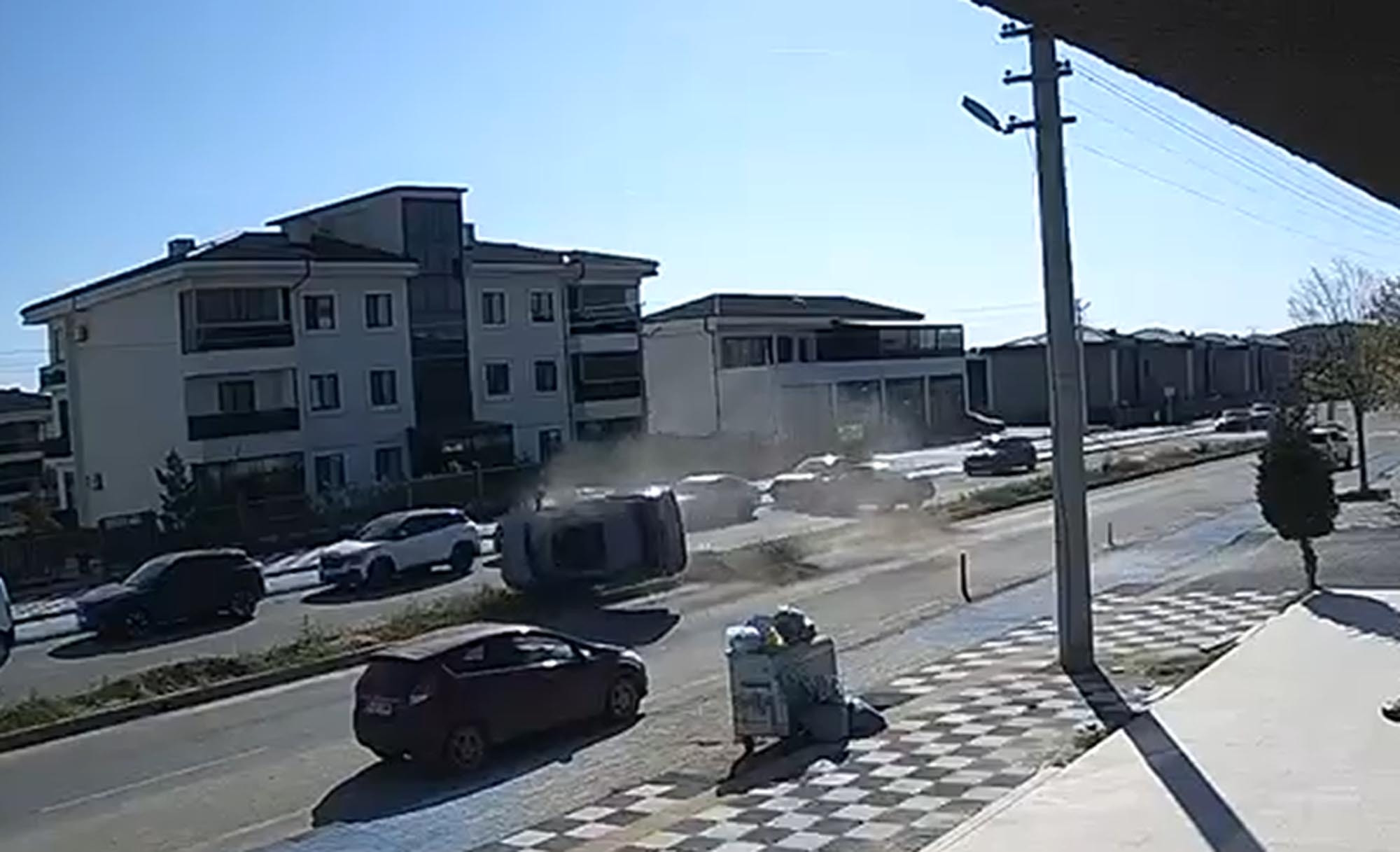 Park alanından çıkan otomobile çarpıp takla attı: 2'si çocuk 5 yaralı