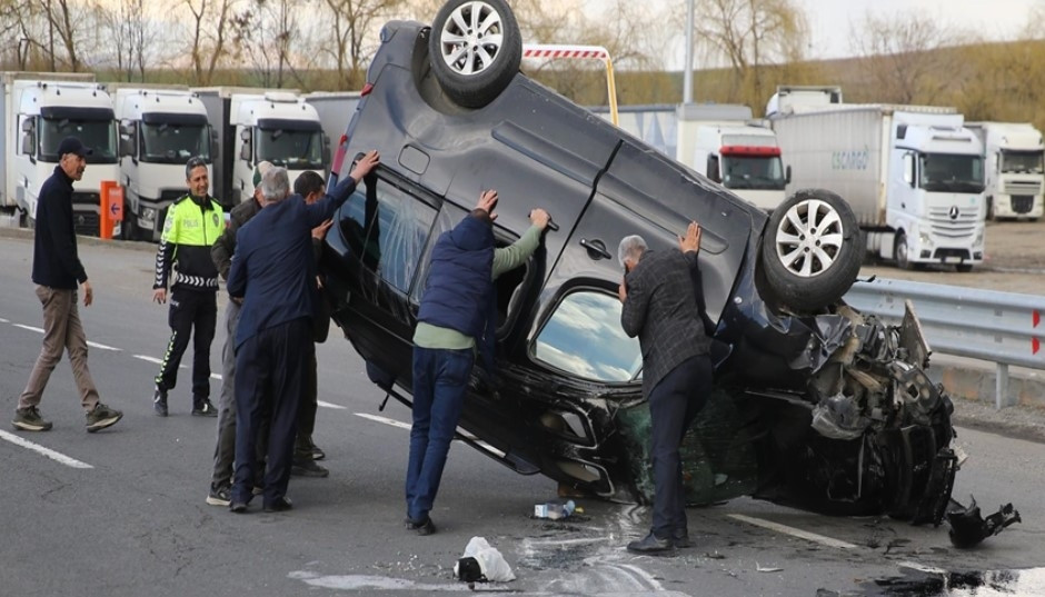 Kavuşsak dönüşünde kaza... Araç savruldu, 4 yaralı