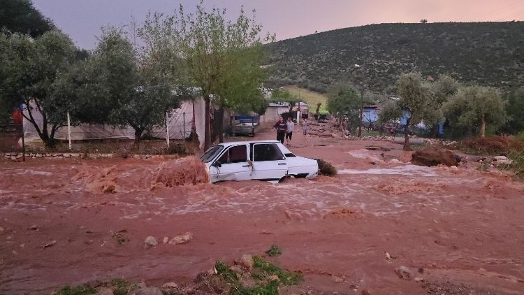Kozan’da sel faciası… Akıntıya kapılan araçta can pazarı: 2 kişiden biri hayatını kaybetti