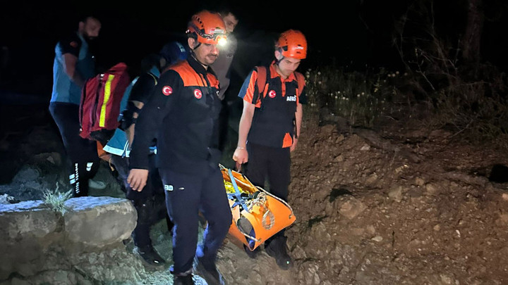Ayağı kırılan kadın Yanartaş Milli Parkı'nda mahsur kaldı! 10 saatlik operasyonla kurtarıldı