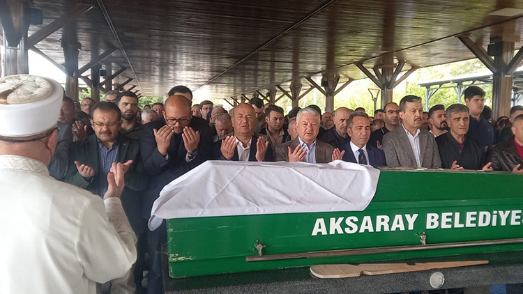 Yemek yaparken kıyafeti tutuşan kadın hayatını kaybetti