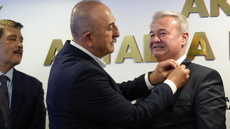 AK Parti'ye geçtiler: Törenle rozetleri takıldı