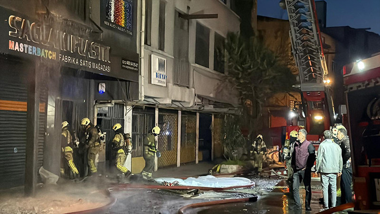 Bayrampaşa'da 5 katlı iş yerinde çıkan yangın söndürüldü