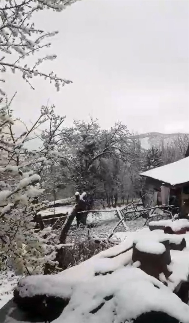 Kent merkezi beyaza büründü... 3 metreyi aşan karla mücadele