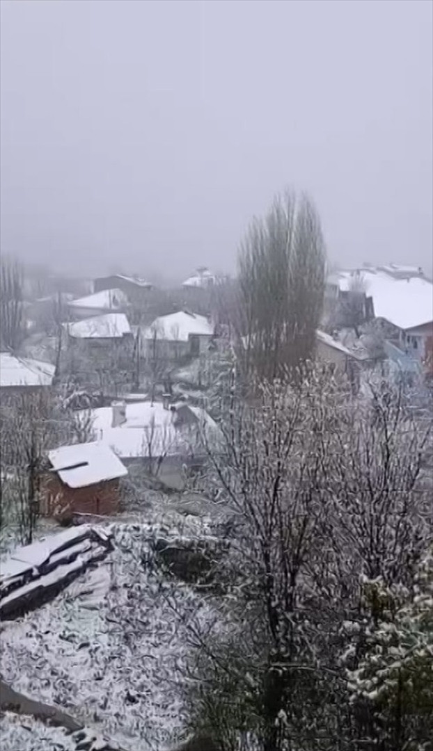  Kent merkezi beyaza büründü... 3 metreyi aşan karla mücadele