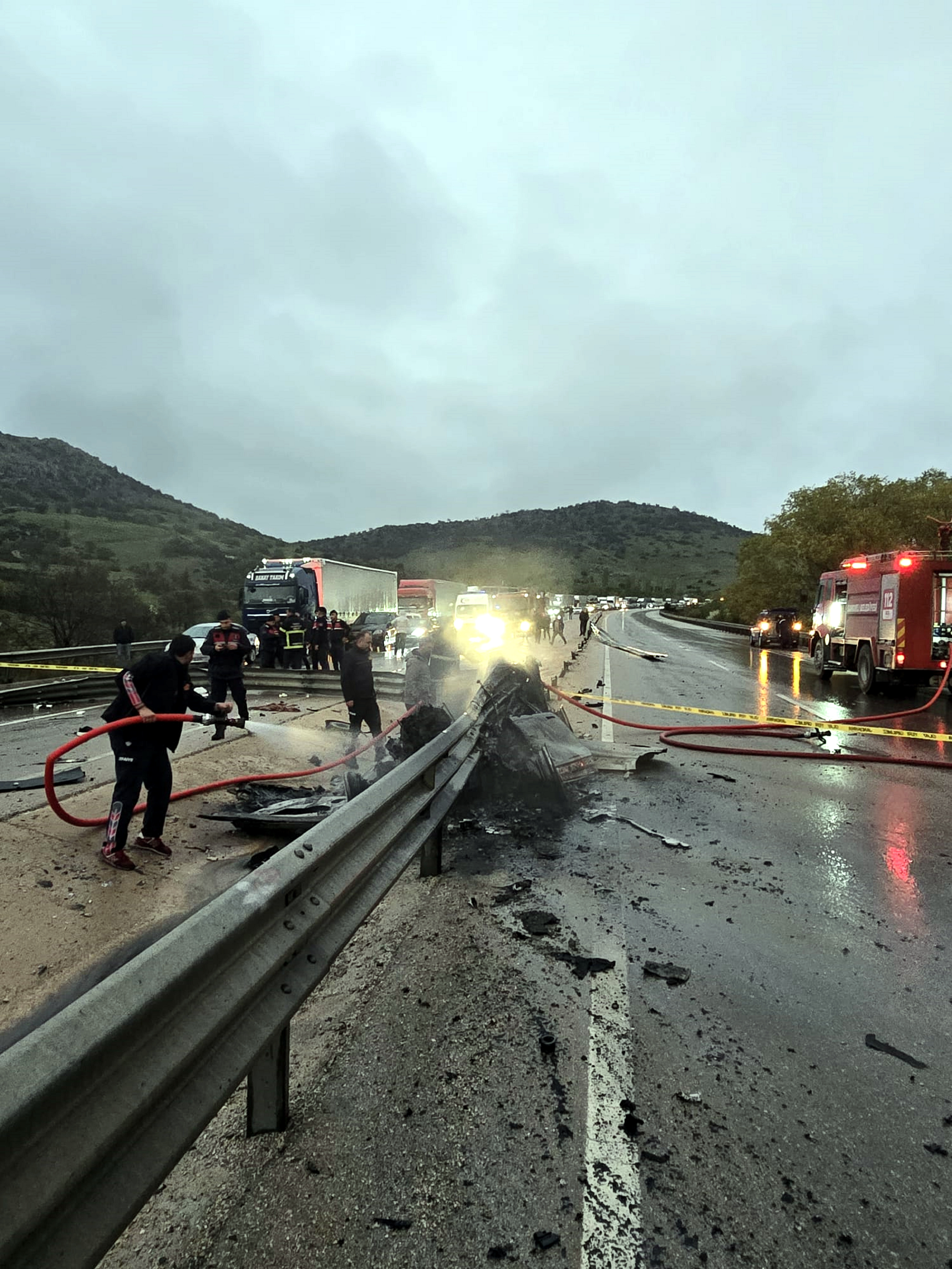 Sandıklı Haberleri - Bariyere çarpan otomobil alev alıp, yandı: 1 ölü, 1 yaralı - Afyon Haberleri