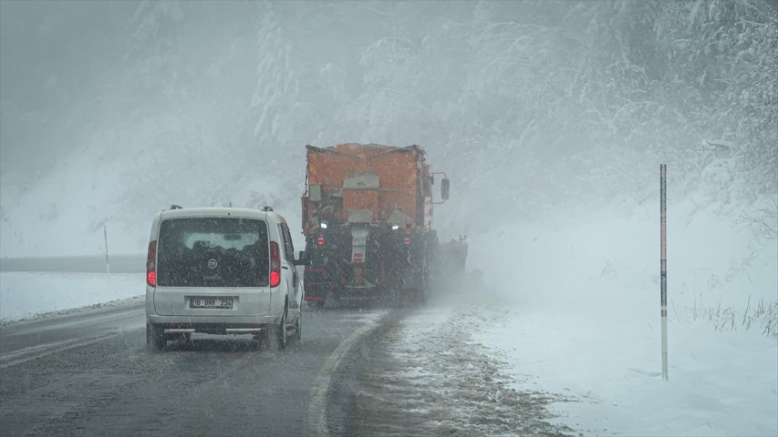 Bölge halkı şaşkın: Mayıs ayında lapa lapa kar yağdı