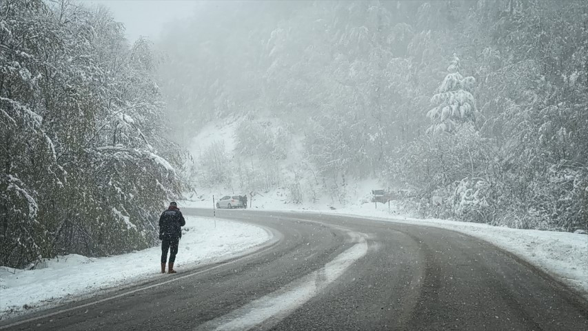 Bölge halkı şaşkın: Mayıs ayında lapa lapa kar yağdı