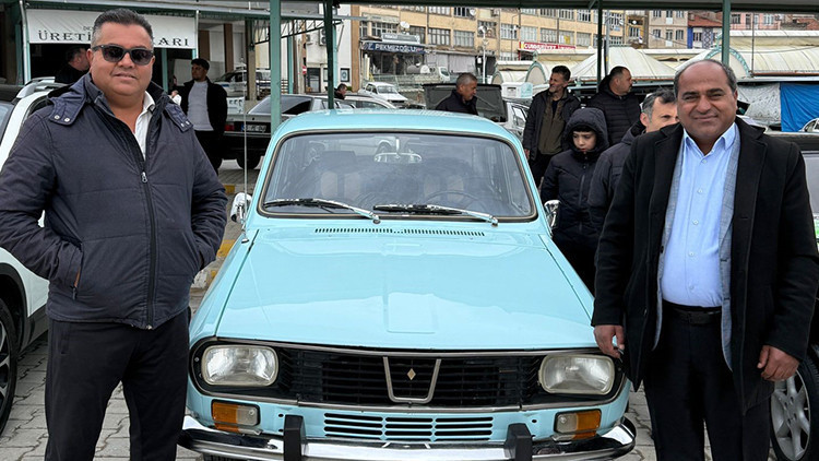Sevenlerini başına topladı: 1974 model meşhur otomobil bakın kaç liraya satıldı