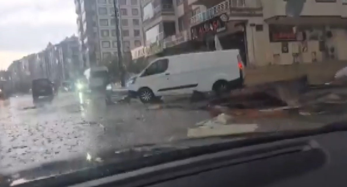 Gaziantep'te süper hücre fırtınası... Çatılar uçtu, dereler taştı