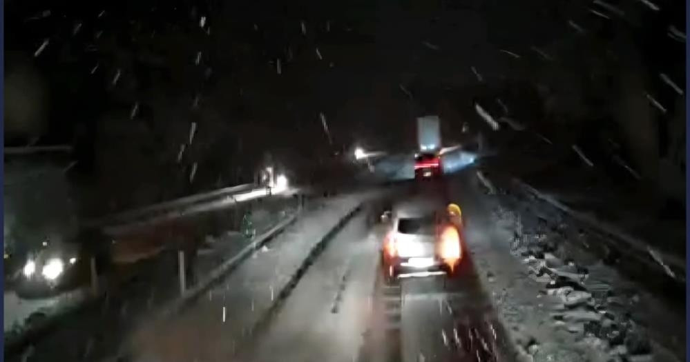 Afyonkarahisar bağlantılı 3 devlet yolu kar yağışı nedeniyle tır ve çekicilere kapatıldı