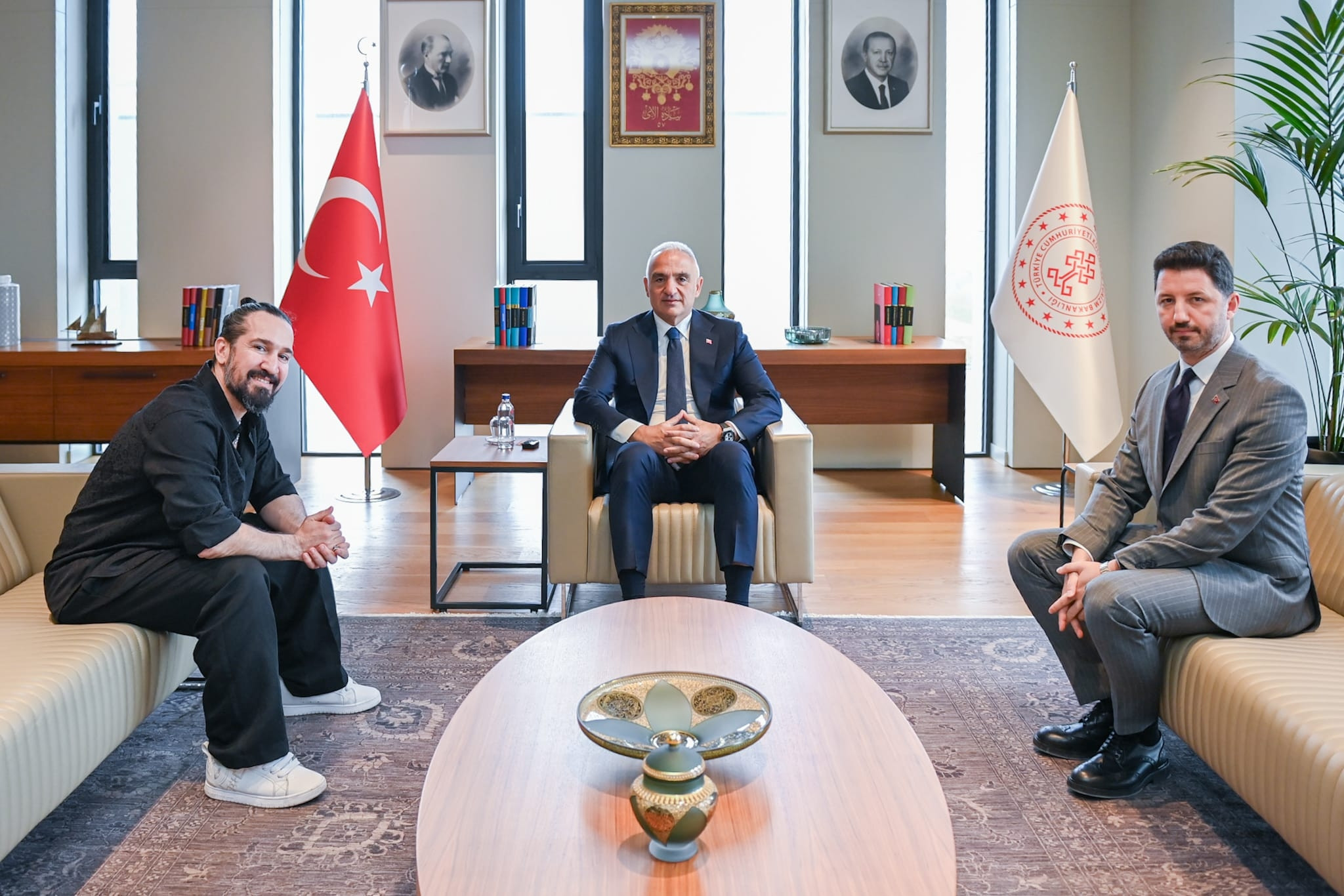 Barış Manço'nun izinde anlamlı buluşma... Bakan Ersoy Doğukan Manço ile görüştü