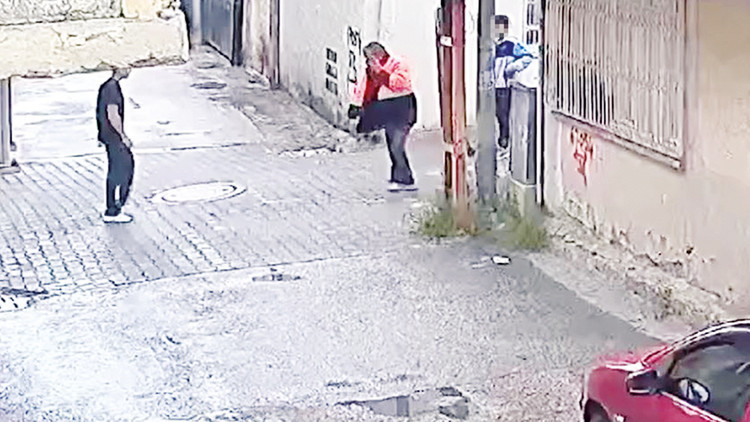 Tartıştığı çocuklar tarafından darp edildi