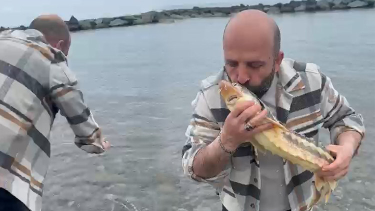 Satın aldığı balığı, canlı ve nesli tehlikedeki tür olduğunu görünce denize ulaştırdı