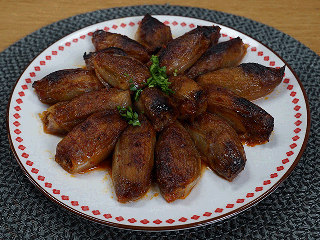 Fırında nar gibi pişiyor: Soğan dolması