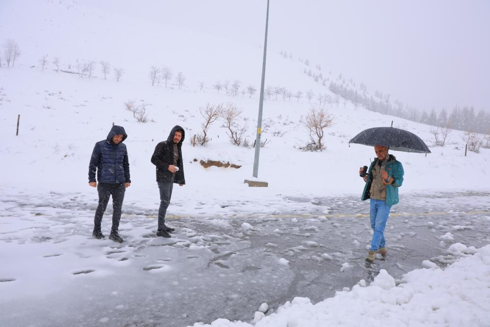 Hava sıcaklıkları düştü: Her yer beyaza büründü Bu aylarda buralarda kar görmek zor