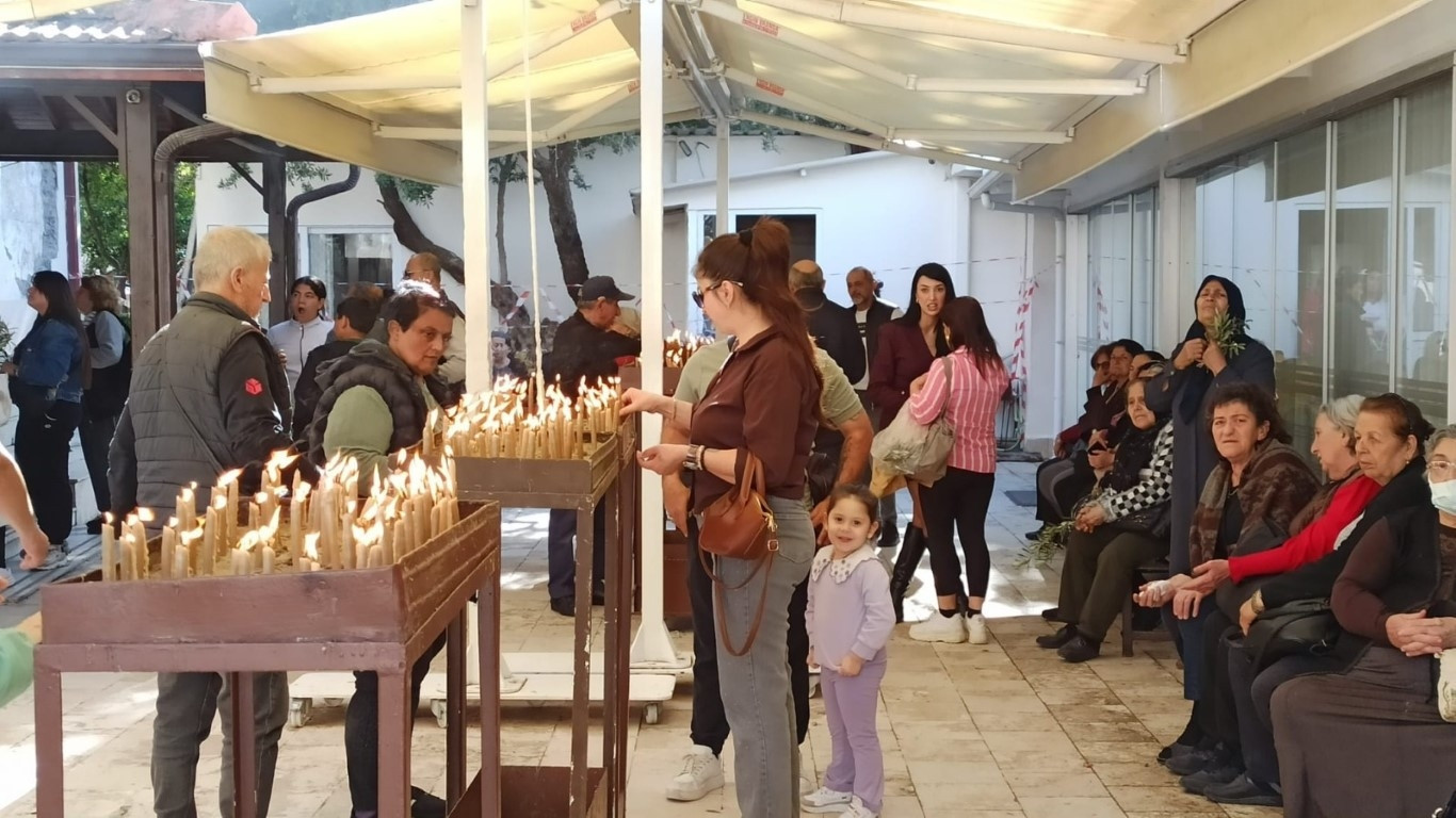 Her yıl aynı tarihlerde ziyaretçi akınına uğruyor... Farklı illerden gelenler de var: Büyük bir manevi önem atfediliyor