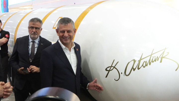 CHP lideri Özel, SAHA EXPO 2026'yı ziyaret etti