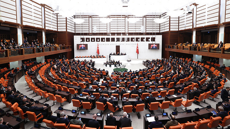 Fahiş site aidatlarına ilişkin düzenlemeleri de içeren teklif Meclis'te kabul edildi