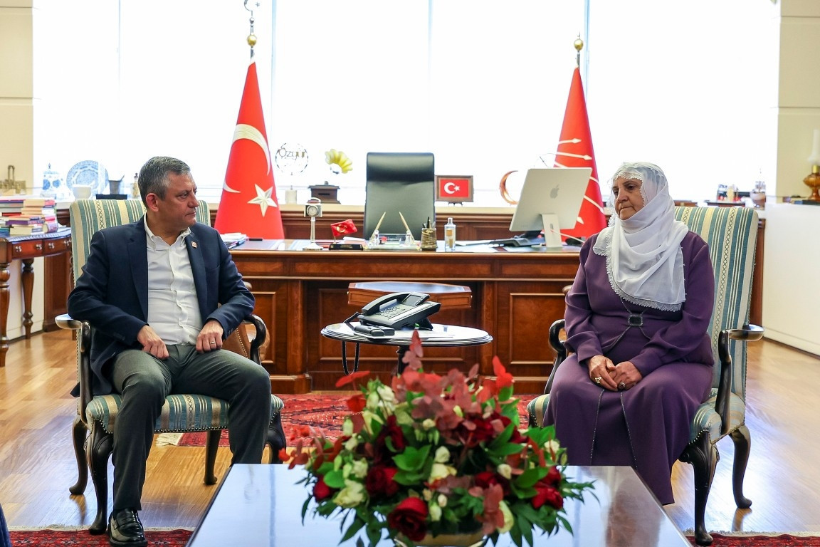 CHP Genel Başkanı Özgür Özel, 'Barış Anneleri'ni kabul etti