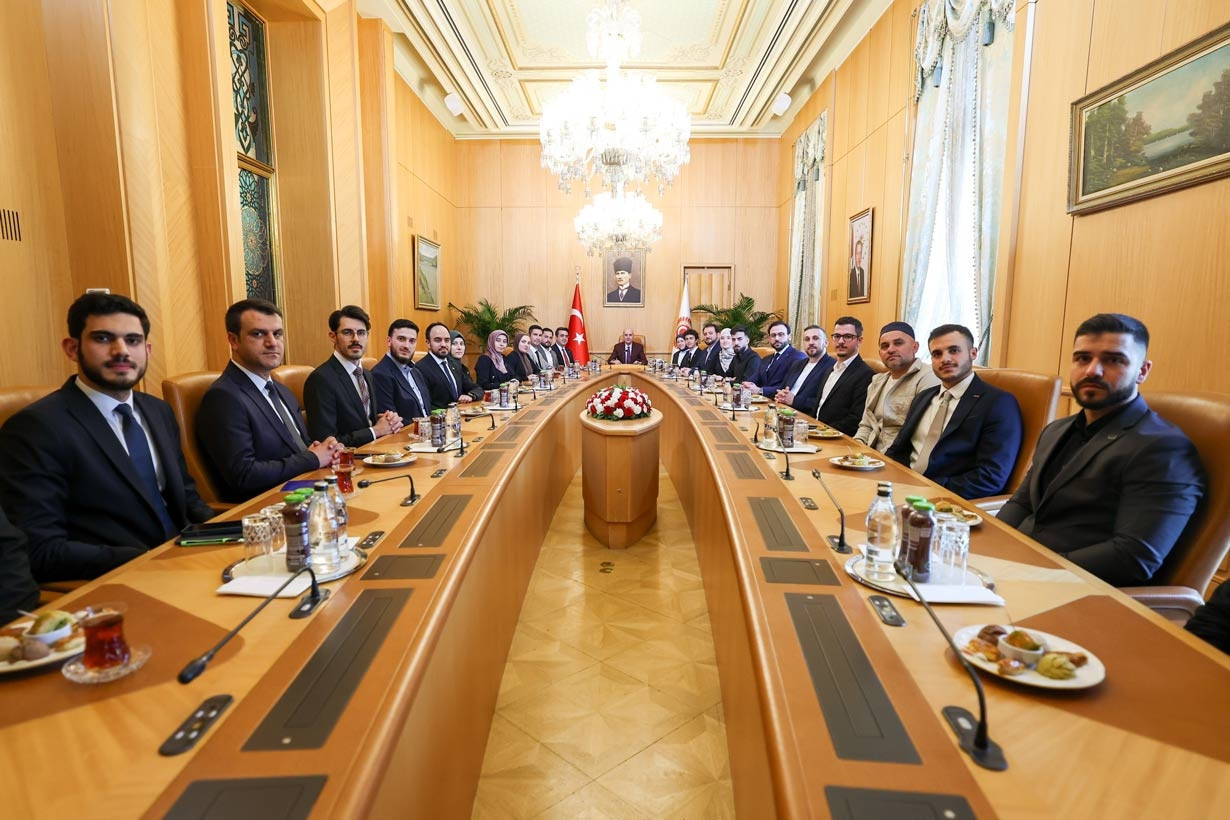TBMM Başkanı Kurtulmuş, yurt dışındaki genç sivil toplum kuruluşu temsilcilerini kabul etti