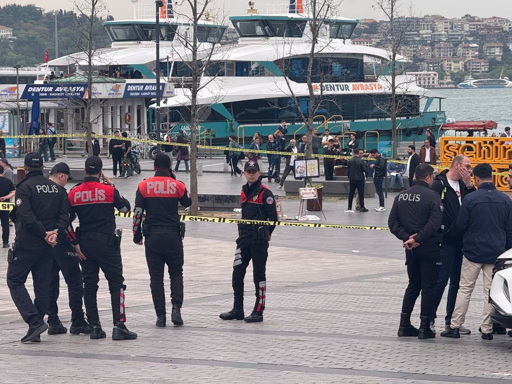 Beşiktaş Vapur İskelesi önünde bıçaklı zanlıya müdahale sırasında 3 kişi yaralandı