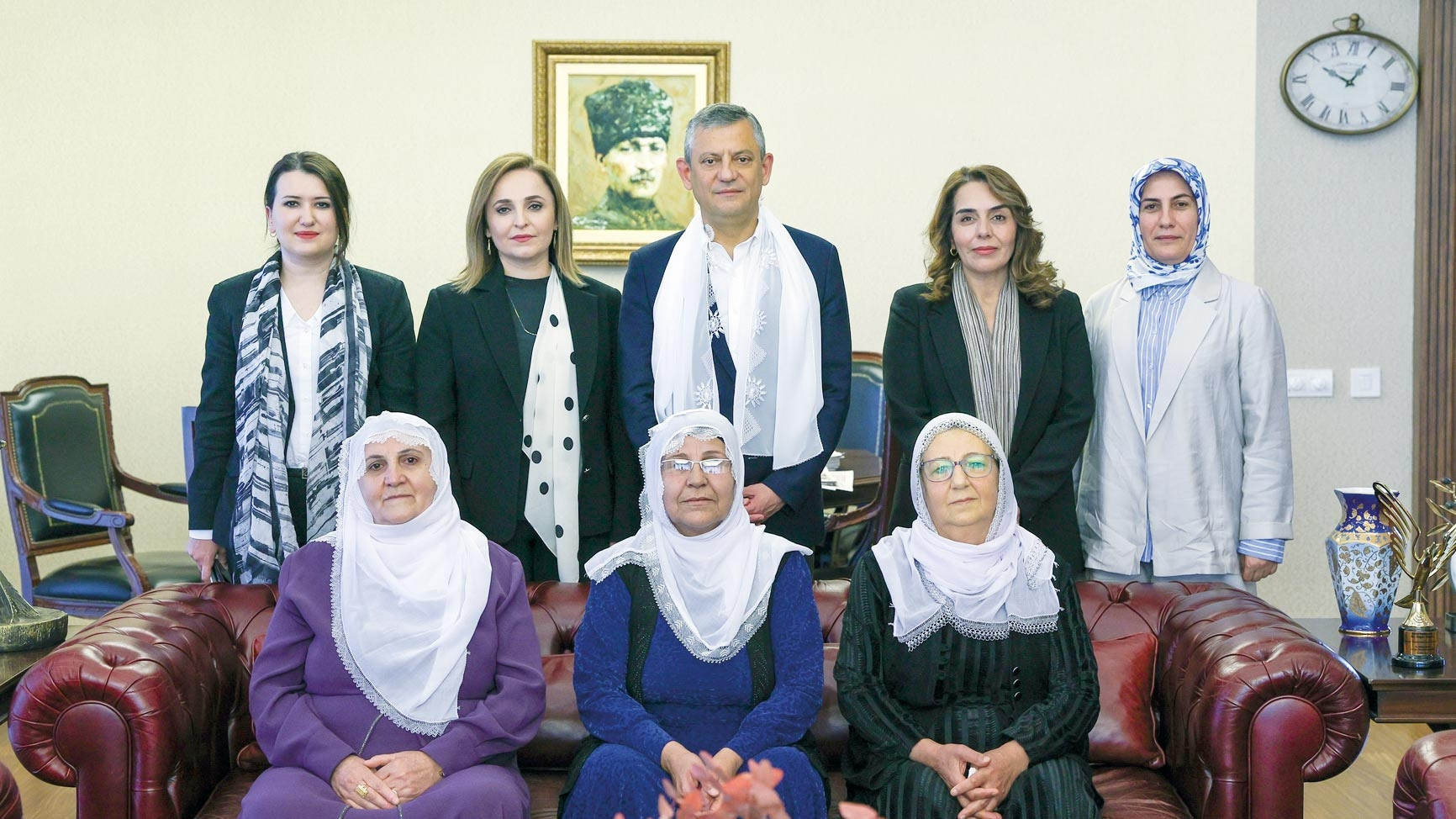 Barış Anneleri'nden Özgür Özel’e ziyaret