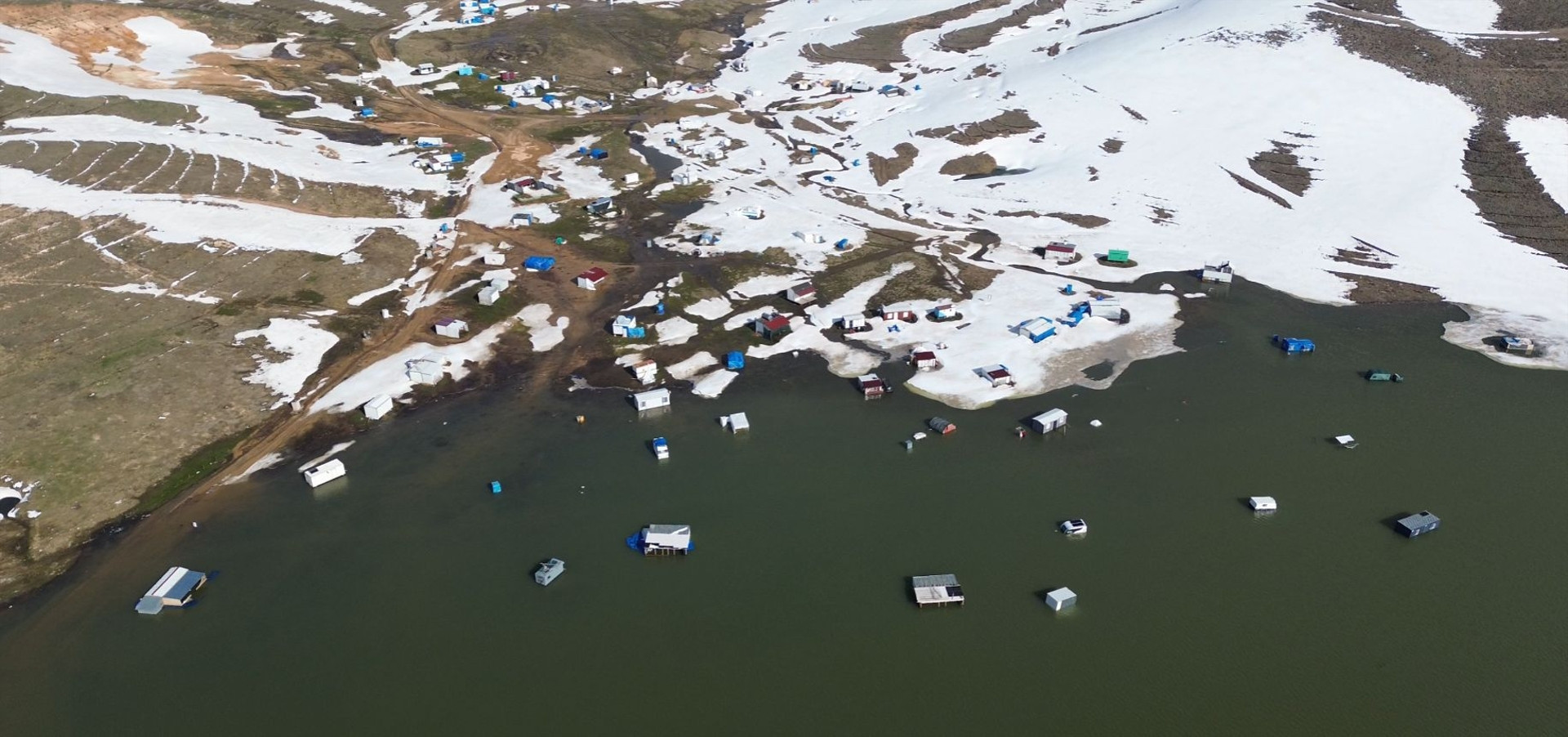 Erciyeste kar erimeye başladı Göl kenarında tatilcilerin karavan ve çadırları su altında kaldı