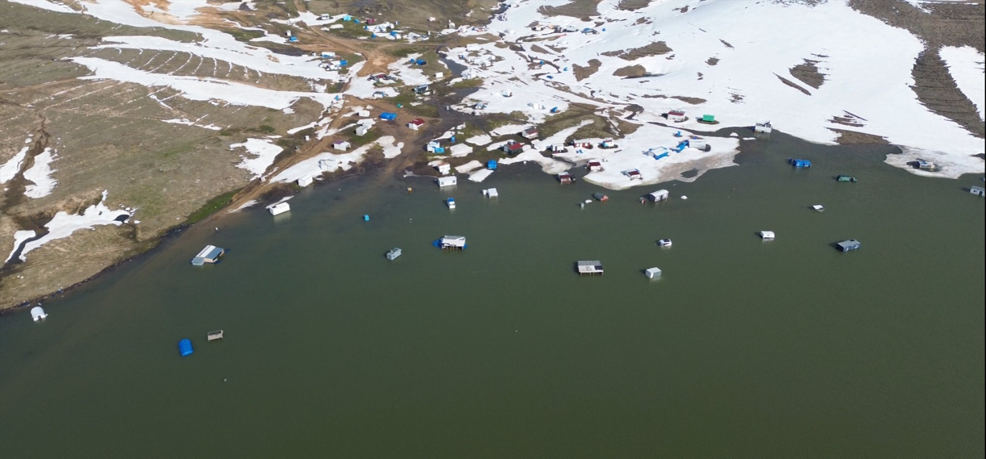 Erciyeste kar erimeye başladı Göl kenarında tatilcilerin karavan ve çadırları su altında kaldı