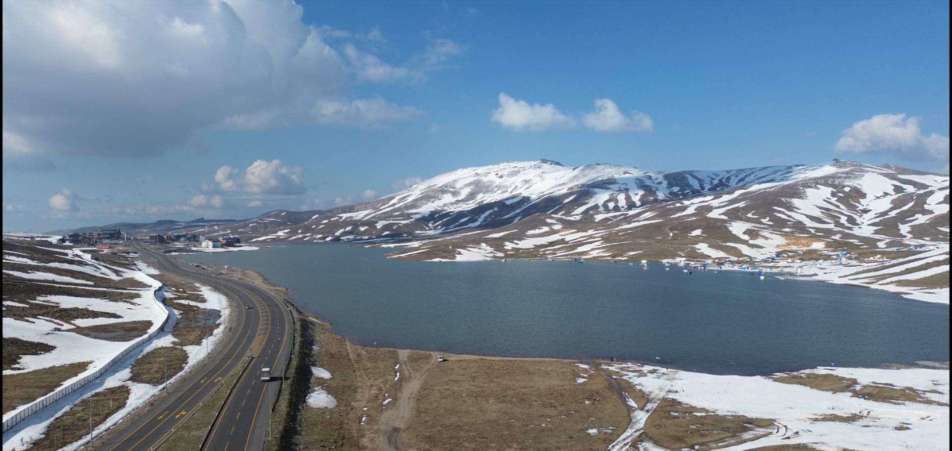 Erciyeste kar erimeye başladı Göl kenarında tatilcilerin karavan ve çadırları su altında kaldı