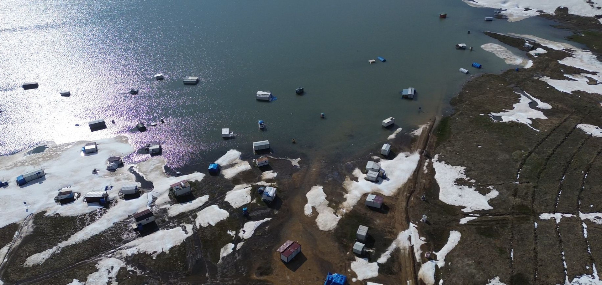 Erciyeste kar erimeye başladı Göl kenarında tatilcilerin karavan ve çadırları su altında kaldı