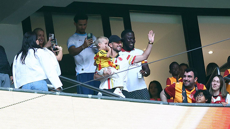 Dries Mertens ve ailesi şampiyonluk için RAMS Park’ta!