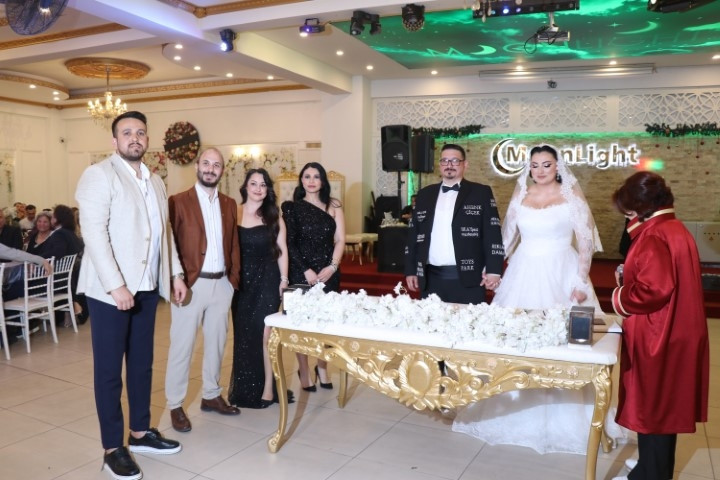 Yurt dışında görüp esinlendi | Para karşılığında damatlığına yazdırdı, davetliler şaşkına döndü