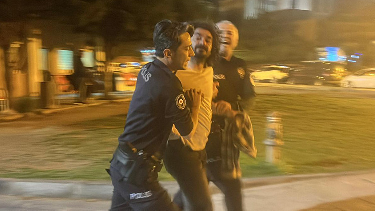 Sağlık görevlileri, müdahale ettikleri kadının çocukları tarafından rehin alındı