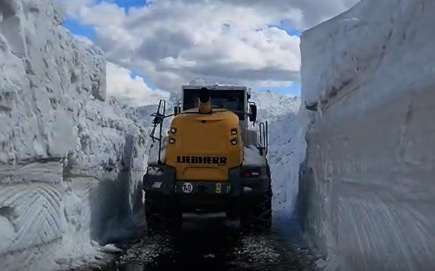 Yaz başında kara kış manzarası... Sibirya değil Muş: Kar kalınlığı 13 metre