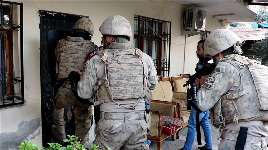 Jandarmadan 33 ilde FETÖ operasyonu: 69 şüpheli yakalandı