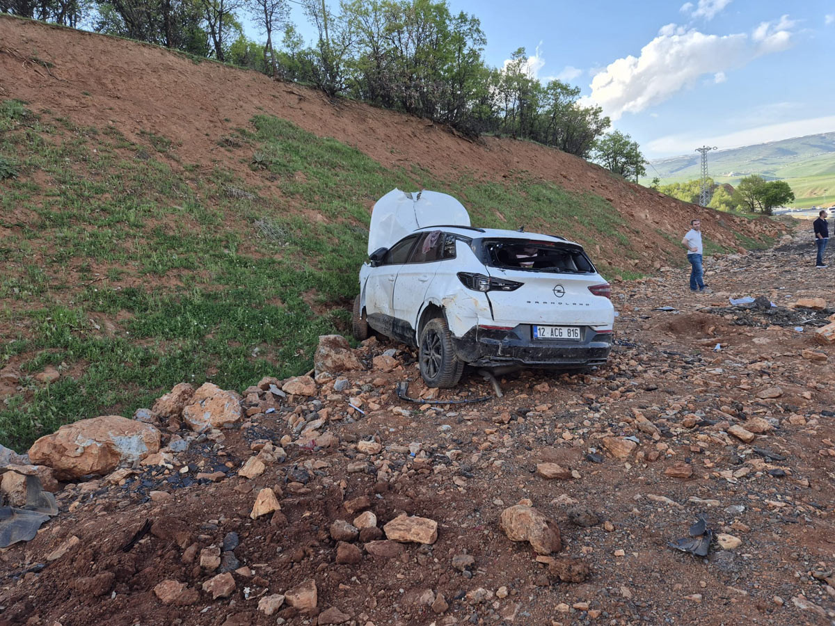 Bingöl’de cip şarampole devrildi: 6 yaralı