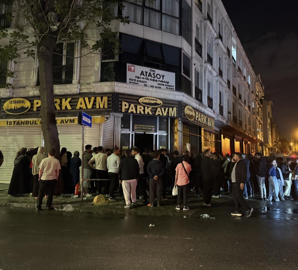 Küçükçekmece’de iş yerinde yangın paniği: 3 kişi dumandan etkilendi