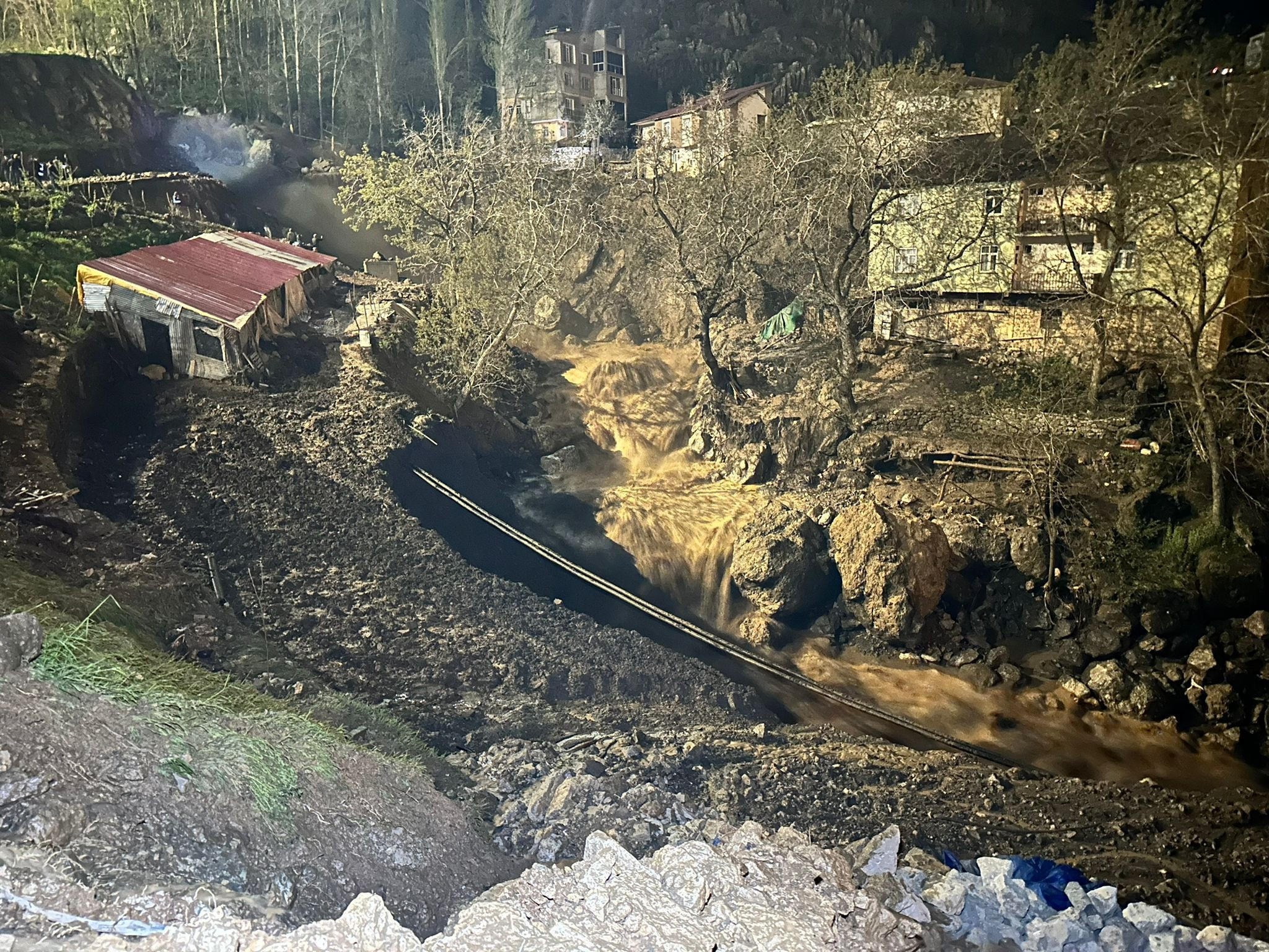 Beytüşşebap'ta dereler taştı; köprüler yıkıldı, araçlar suya kapıldı