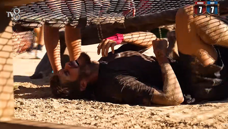 Survivor Barış elendi mi, neden yok, diskalifiye mi oldu Survivorda Barış Murat Yağcı neden elendi Acun Ilıcalı konseyde kötü haberi duyurdu