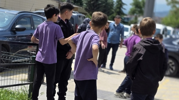 'İndirimli' satılıyordu: Marketten alıp yiyen 28 öğrenci hastaneye kaldırıldı