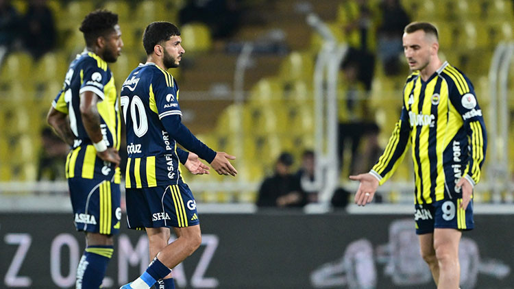Kadıköy'de Fenerbahçeli futbolculara ıslıklı protesto!