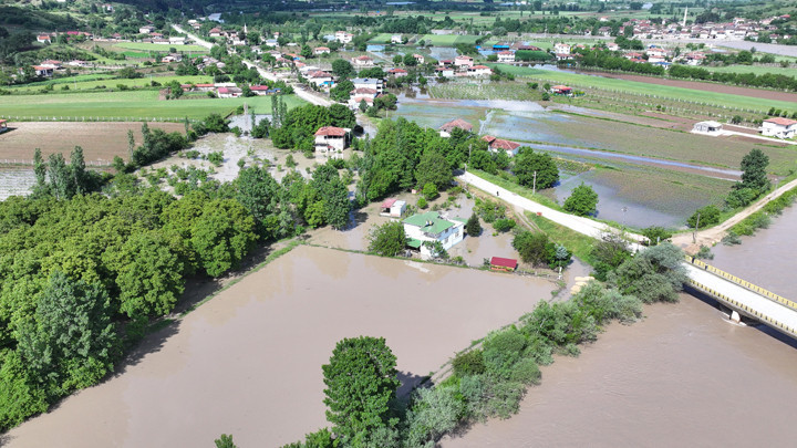 Sel ve taşkın riski! Tokat'ın Turhal ilçesinde eğitime 3 gün, Amasya’da eğitime 1 gün ara verildi