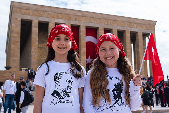  Binlerce kişi Anıtkabire akın etti