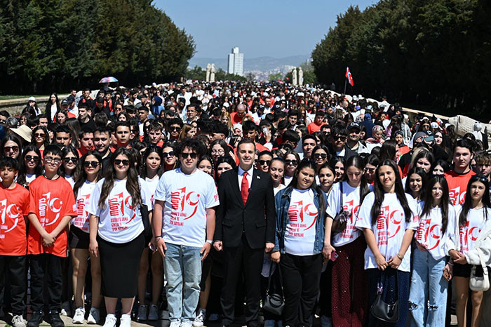  Binlerce kişi Anıtkabire akın etti