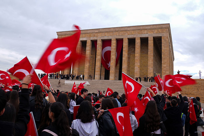  Binlerce kişi Anıtkabire akın etti
