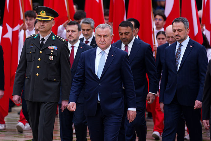  Binlerce kişi Anıtkabire akın etti