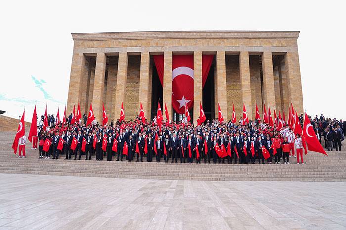  Binlerce kişi Anıtkabire akın etti