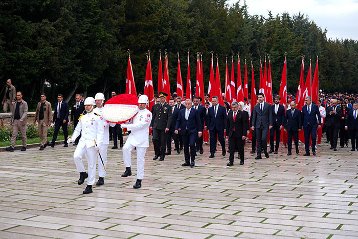  Binlerce kişi Anıtkabire akın etti