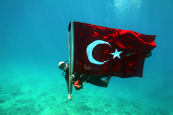  Binlerce kişi Anıtkabire akın etti